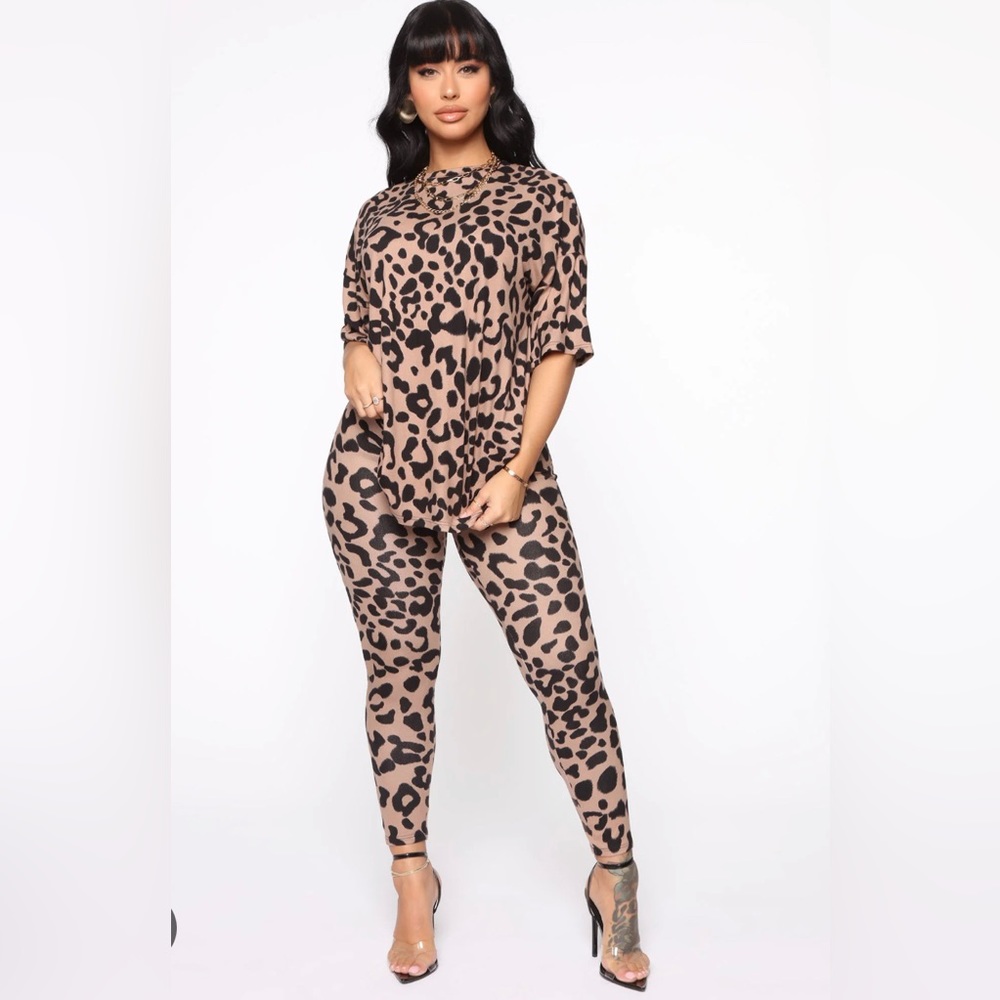 Fashion Nova Leopard legging set. Oversized tshirt. High waste pants.
